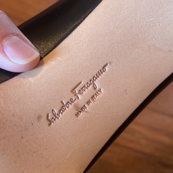 Salvatore Ferragamo black smooth and patent leather platform pump size 8 - Picture 9 of 9